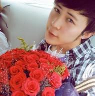 手捧鲜花的男头像 手捧鲜花的女生头像