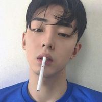 个性另类的男生抽烟的头像