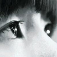 简约的个性黑白半脸头像