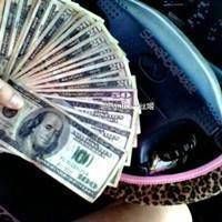 拿钱炫富的微信头像