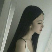 简约的长发的女生微信头像