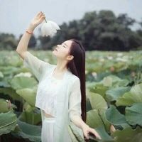 长发的清新的女生头像