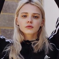 充满自信的欧美女生自拍头像 一个人很酷还是忍