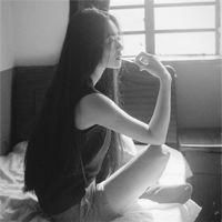 黑白女生长发微信头像