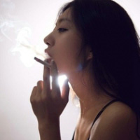 长发半身有纹身的女生性感锁骨头像 