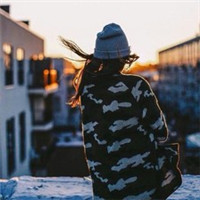 姐妹儿我天真又善良 戴帽女生背影头像