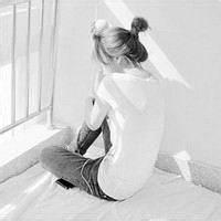 女生蹲街上灰白头像 灰白女生头像