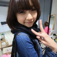 牛仔服女孩摆剪刀手