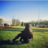 简单草地上的女生头像 简单草地上的女生头像