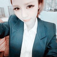 清新自然职业装女生微信头像