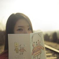 拿书挡着脸的女生头像 女生拿书遮脸头像 拿书挡着脸的女生头像 女生拿书遮脸头像