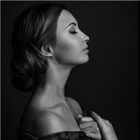 黑白色欧美侧颜美女头像