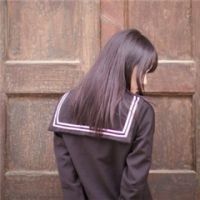 简约的校服的女生头像