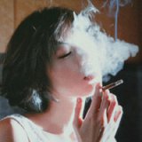 手捂嘴的女生头像 抽烟伤感颓废的微信女生头像