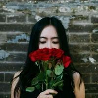 鲜花中的女生微信头像