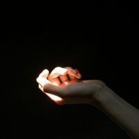 个性的简约女生手部头像