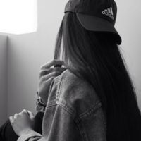 时尚简约的黑白女生背影头像