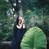 手拿橙子的女生头像 爱久了就旧了 森系LOMO女生