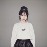 女生头像坐着地上的 斯人若彩虹 遇上方知有