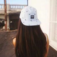 小清新文艺范儿戴帽子可爱的女生头像