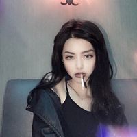 超拽抽烟的女生的微信头像