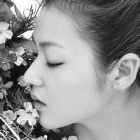 妩 抱玫瑰情侣微信头像 带玫瑰黑白情侣头像