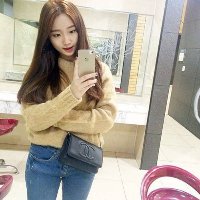 清爽干净的长发女生头像