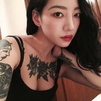 韩国女纹身师nini性感微信头像