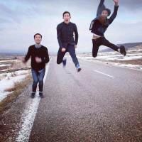 兄弟一起玩的头像：彼此大玩高兴，追到底