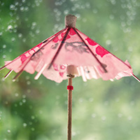 撑起伞为你挡雨