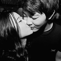 浪漫亲吻的一张两人一对黑白情侣头像 充满了柔