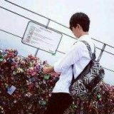 晶哥传捷情侣头像两张_没人会在乎你，唯独你自