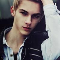 高冷欧美男生头像复古街拍头像 用金钱换来的爱