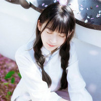 斜阳的灿烂穿透云层 美丽大方的清