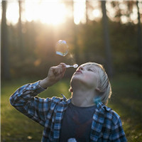 好奇远方是什么样子的 在森林行走