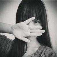 笑着把孤单隐藏 灰色寂寞的美女