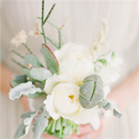 手捧鲜花只为等到你 新娘手捧鲜