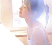 五官精致的侧颜唯美森系女生头像
