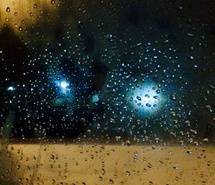 车窗玻璃上的雨滴电脑壁纸