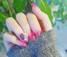 春日的粉嫩色美甲欣赏