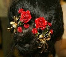 当胸针与头发相遇 现代与古典的完美结合