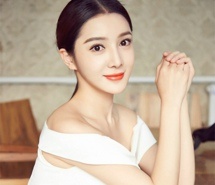 任娇甜美写真 小露香肩化身氧气少女 任娇甜美写真 小露香肩化身氧气少女