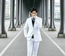 青春男神杨洋巴黎街头时尚写真