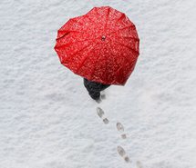 忧郁气氛的小红伞图片 微信背景图片