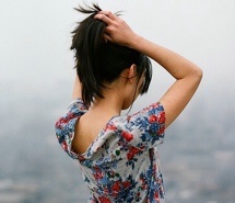 面朝海风  唯美清新少女背影图片