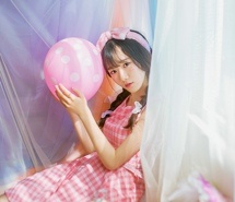 粉嫩少女室内唯美写真电脑高清壁纸