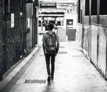 帅哥单人背影桌面壁纸