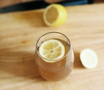 日光与夜色在循环  玻璃杯与柠檬水图片