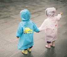 冰冷的洒着雨 可爱的小孩纸