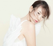 童瑶清新写真 与鲜花为伴优雅而宁静